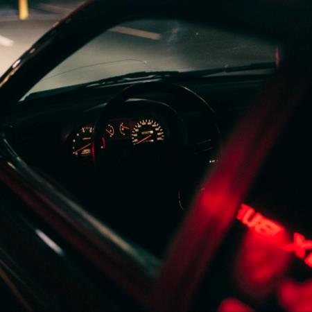 經紀人車內強吻女藝人，事後嗆「我又沒伸舌頭」！法官罕怒：相當噁心