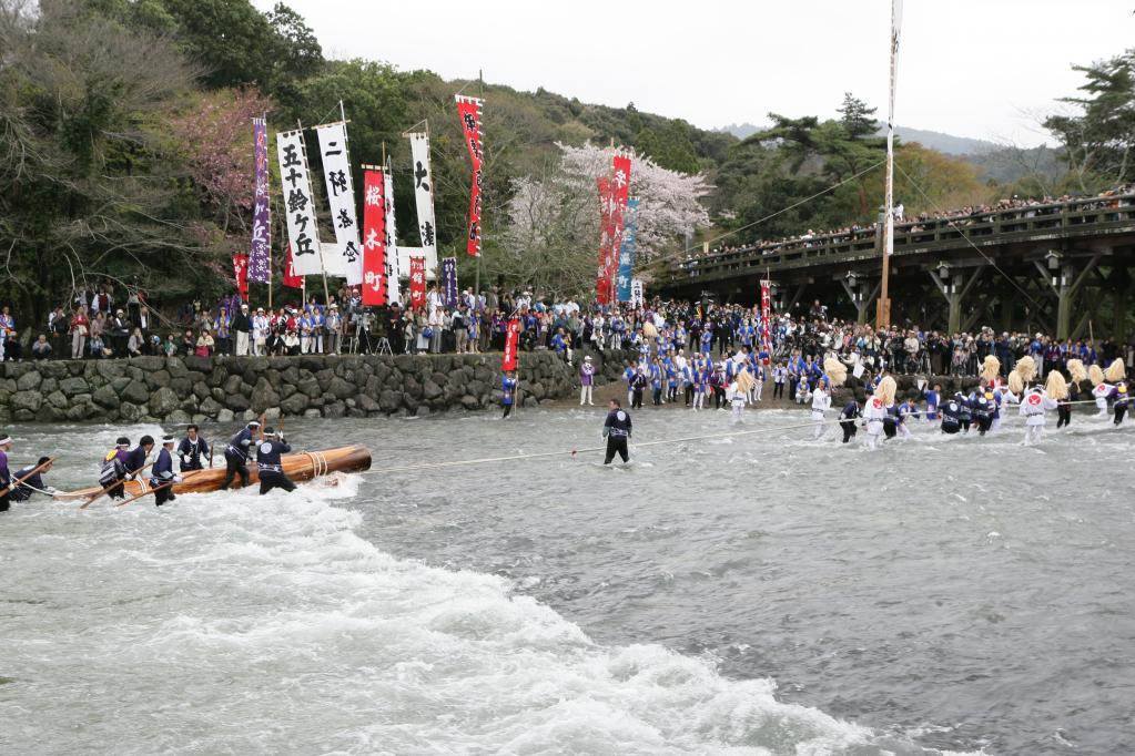 伊勢神宮的「式年遷宮」已有1300年歷史，其中御木曳行事是遷宮所有祭典儀式中最熱鬧的儀式，由神領民及日本各地前來的信眾將木材搬運至神宮。圖片來源：伊勢志摩觀光機構官方網站