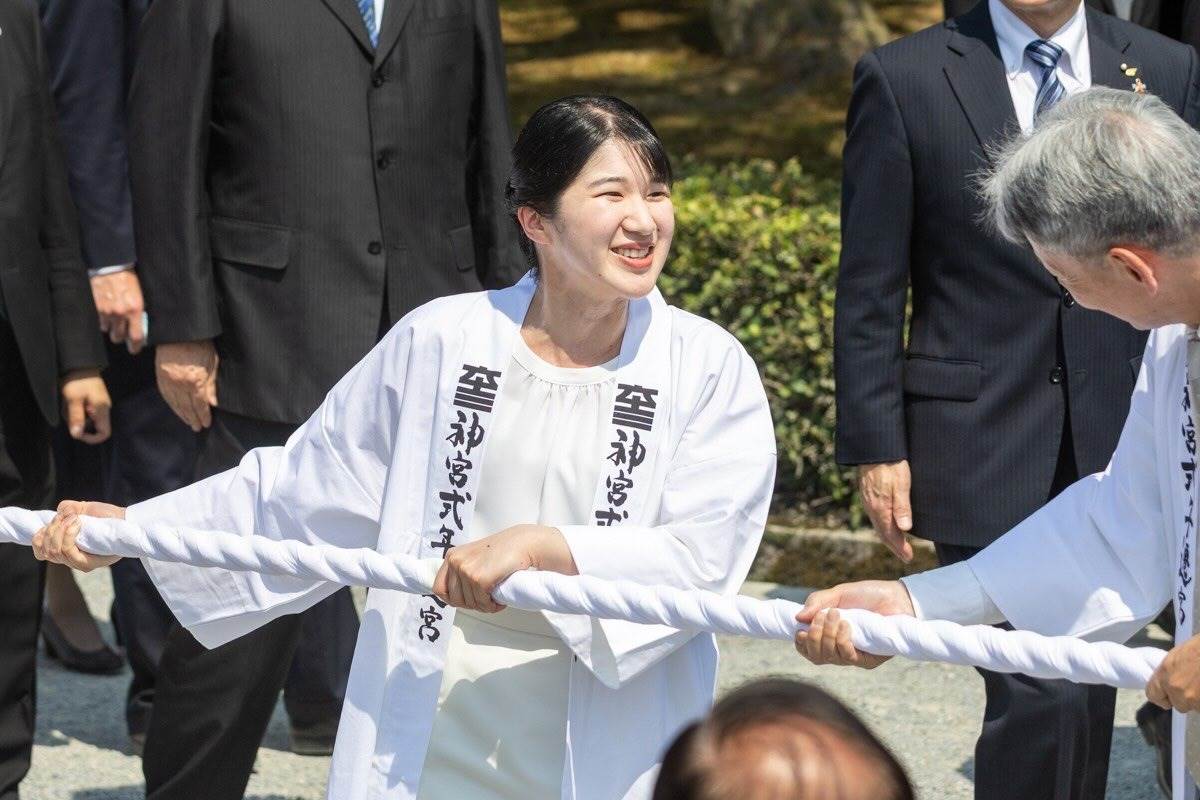 愛子公主換上傳統白色法被，參與將神木拖往內宮的「御木曳」儀式。圖片來源：IG@empressmichikoappreciation