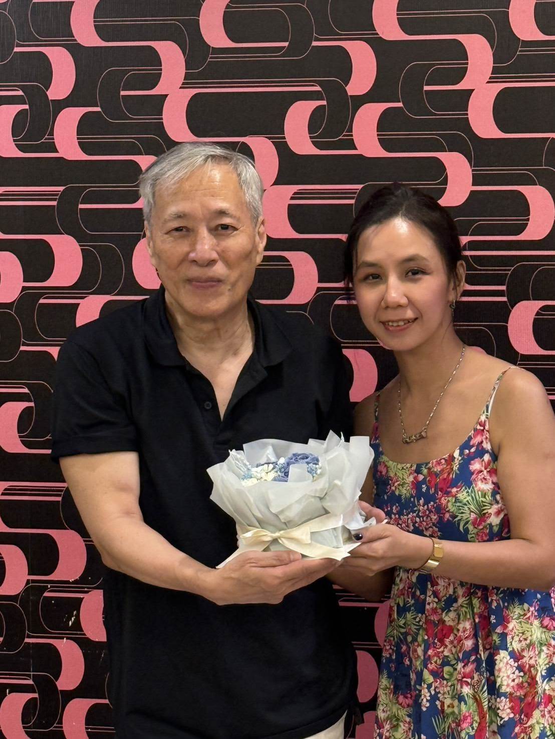 71歲資深演員姜厚任與小24歲女友陳苡孋聲稱921大地震曾擔任「洗屍工」徒手洗3千多具屍體。（圖片來源：左攝自姜厚任臉書）