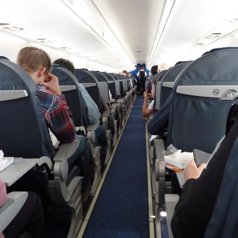 搭飛機驚見空服員「拆包包頭」？背後3大安全考量曝光：準備拼命了