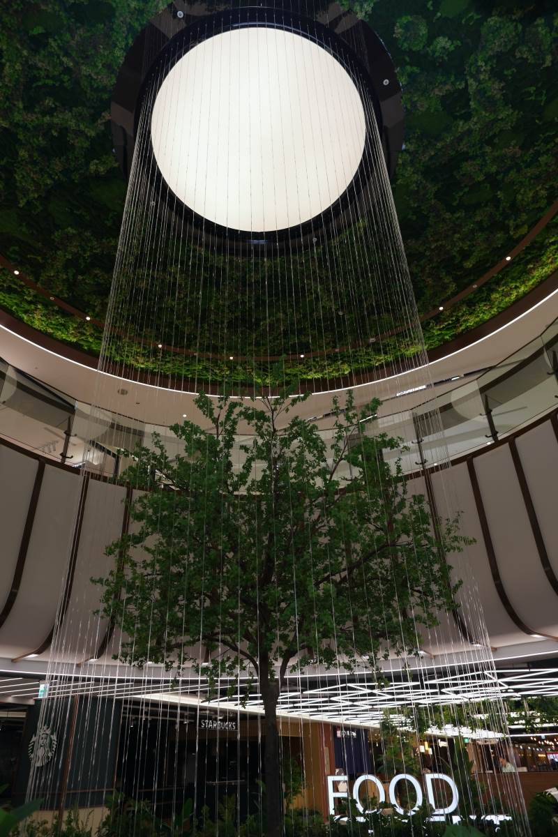 美妝專區設置超過8米高、結合實景流水的香水噴泉。圖片來源：遠東Garden City提供