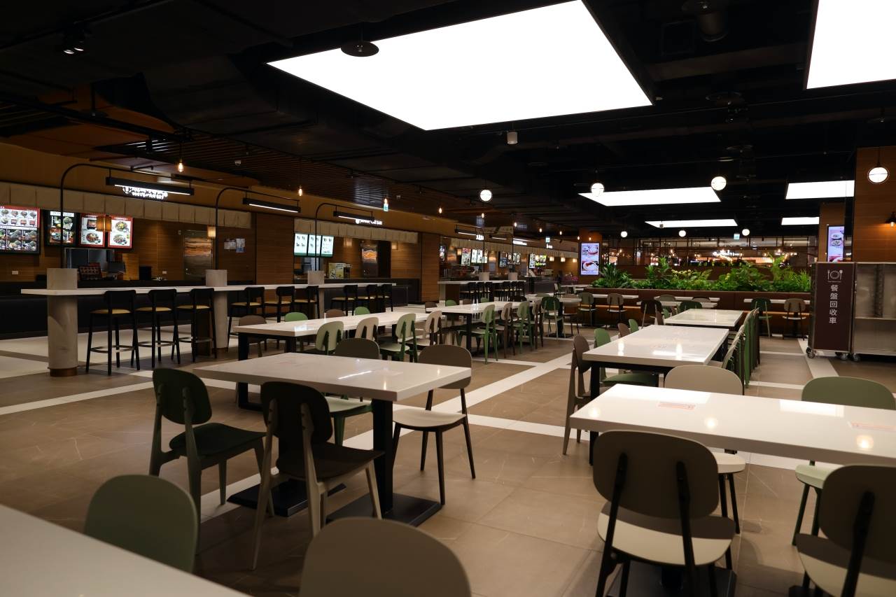 佔地達3000坪、規劃550席用餐座位，打造全台最大美食街。圖片來源：遠東Garden City提供