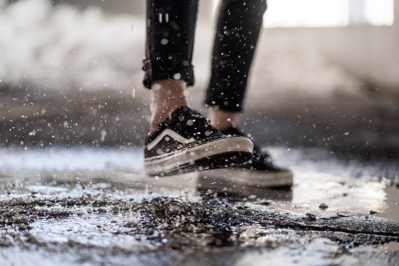 大雨淋濕鞋子放到公用烘手機烘乾並不妥。圖片來源：pexels