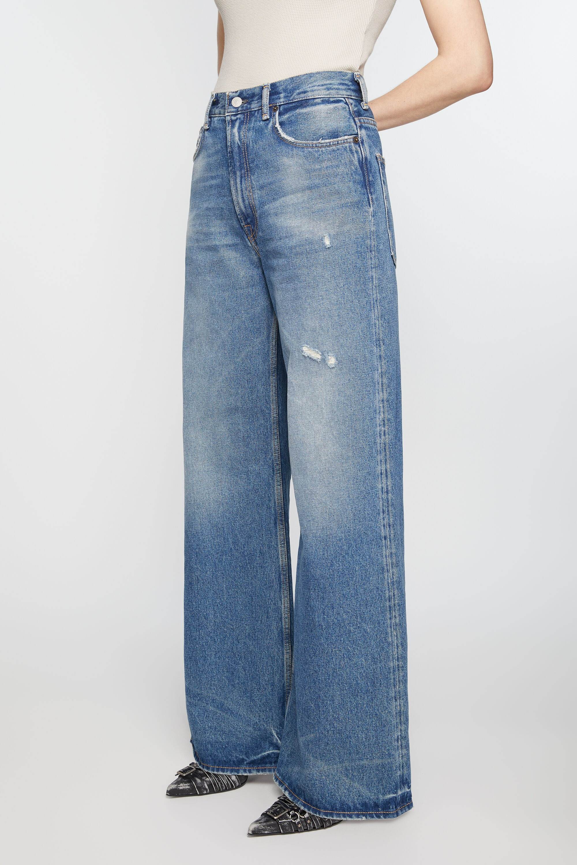 Acne Studios 標準版型牛仔褲-2022F，NT$17,200
​​​​​​​圖片來源：Acne Studios