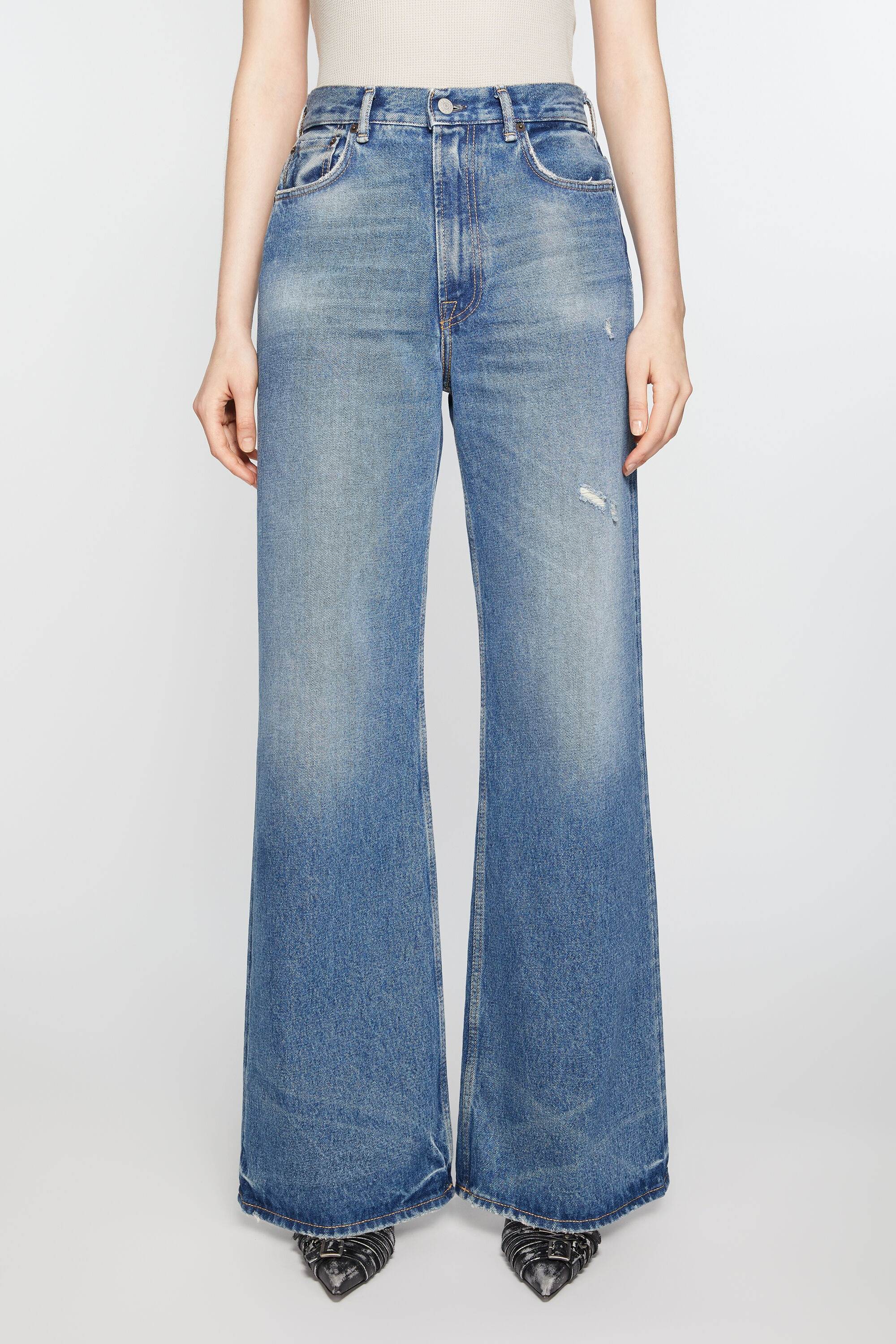 Acne Studios 標準版型牛仔褲-2022F，NT$17,200
​​​​​​​圖片來源：Acne Studios