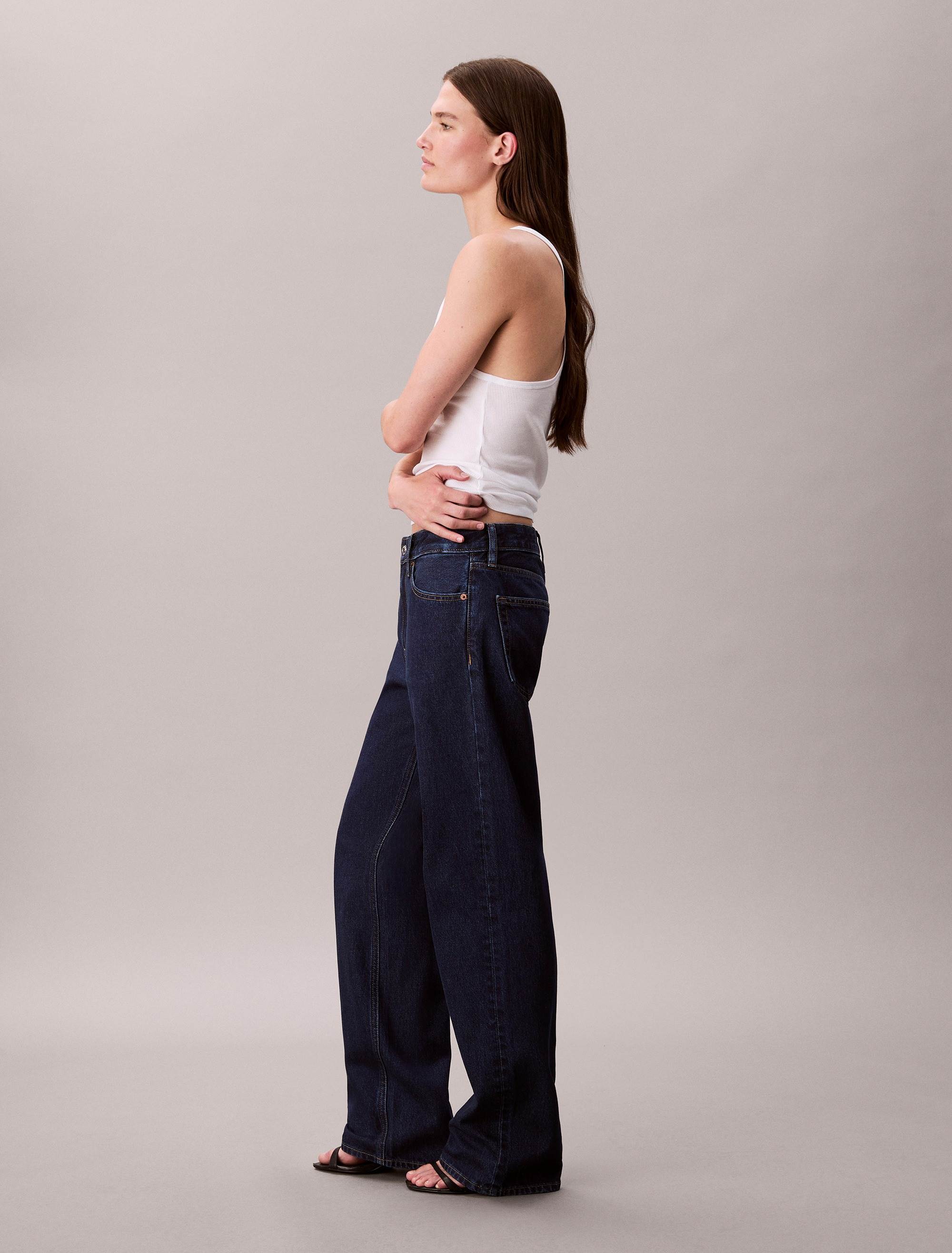 Calvin Klein 經典90年代直筒牛仔褲，NT$4,980
圖片來源：Calvin Klein