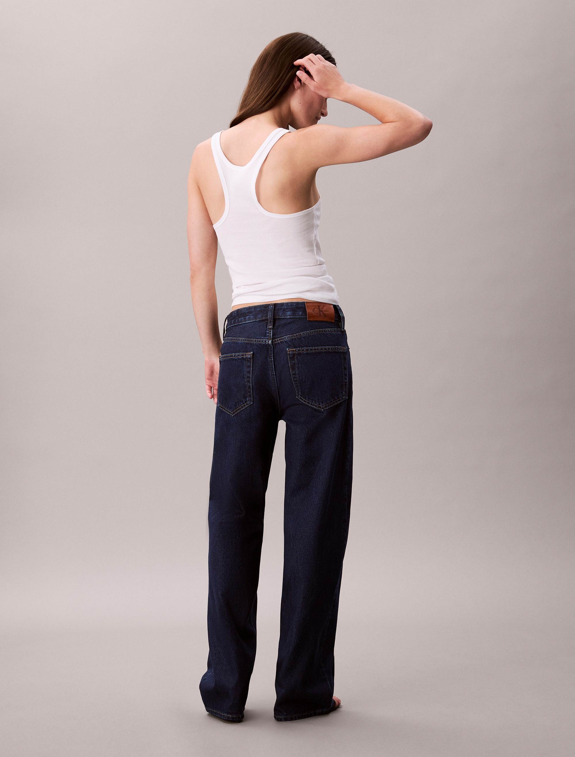 Calvin Klein 經典90年代直筒牛仔褲，NT$4,980
圖片來源：Calvin Klein