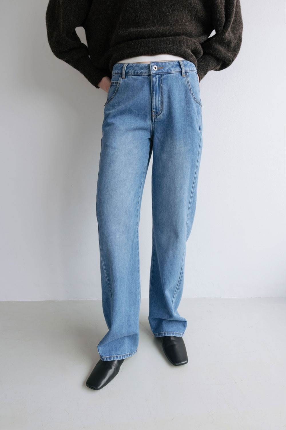 Studio Doe Soft Habit－經典輕軟直筒褲，NT$2,480
​圖片來源：Studio Doe