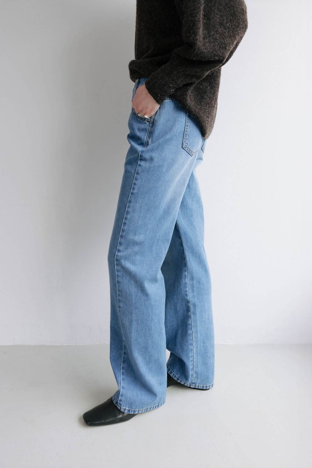 Studio Doe Soft Habit－經典輕軟直筒褲，NT$2,480
​圖片來源：Studio Doe