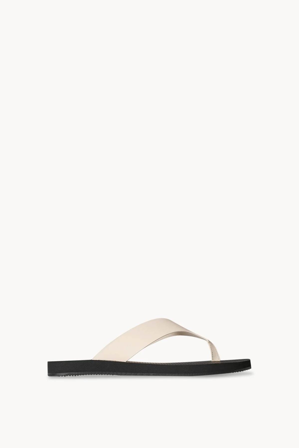 The Row Dune Classic Ginza Sandal，US$750／約NT$23,889
圖片來源：The Row