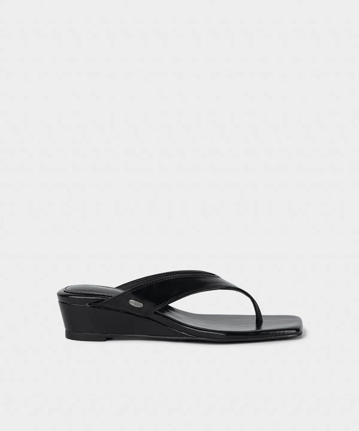 KHIHO Clean Wedge Flip Flop，NT$2,911
圖片來源：KHIHO