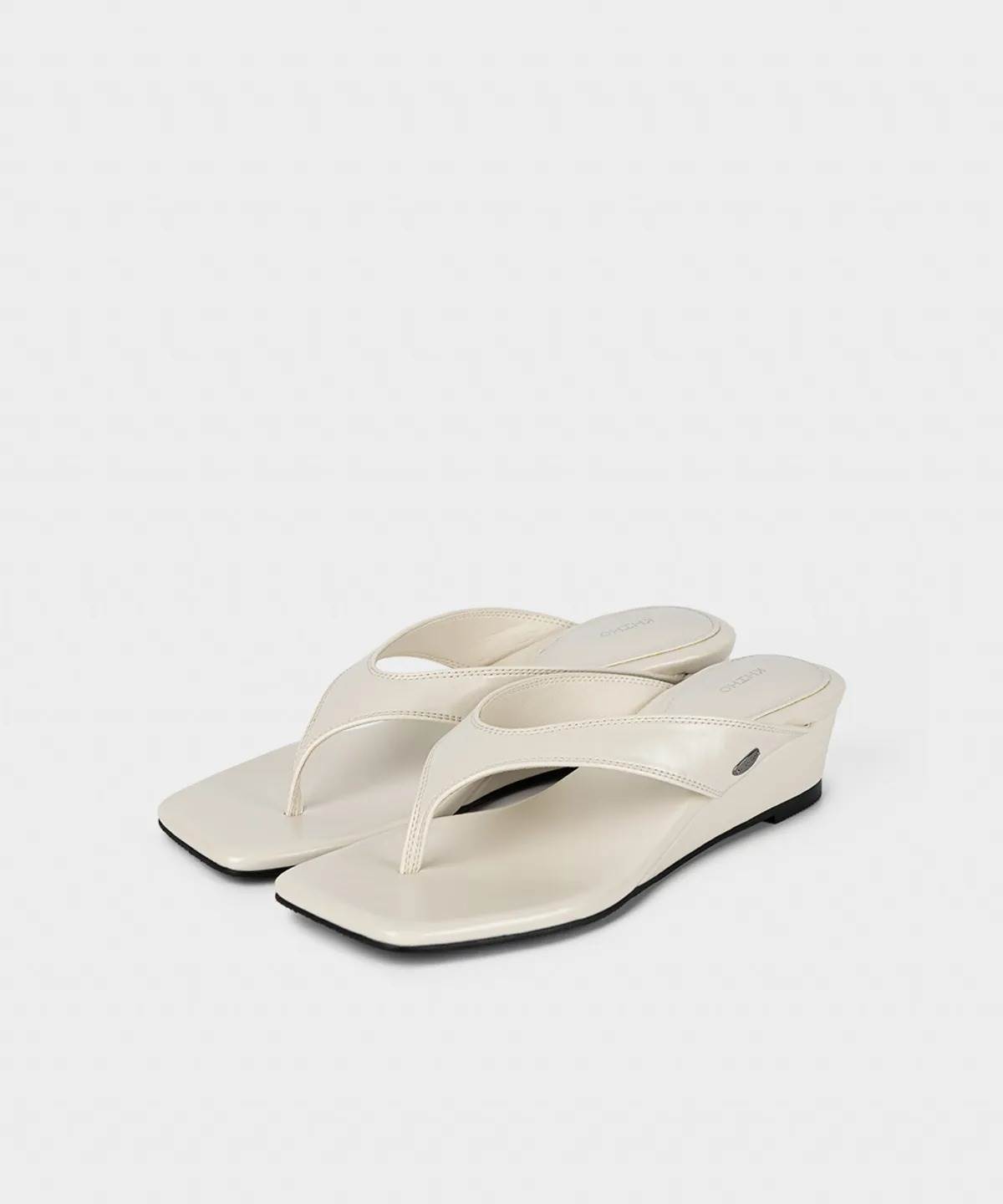 KHIHO Clean Wedge Flip Flop，NT$2,911
圖片來源：KHIHO