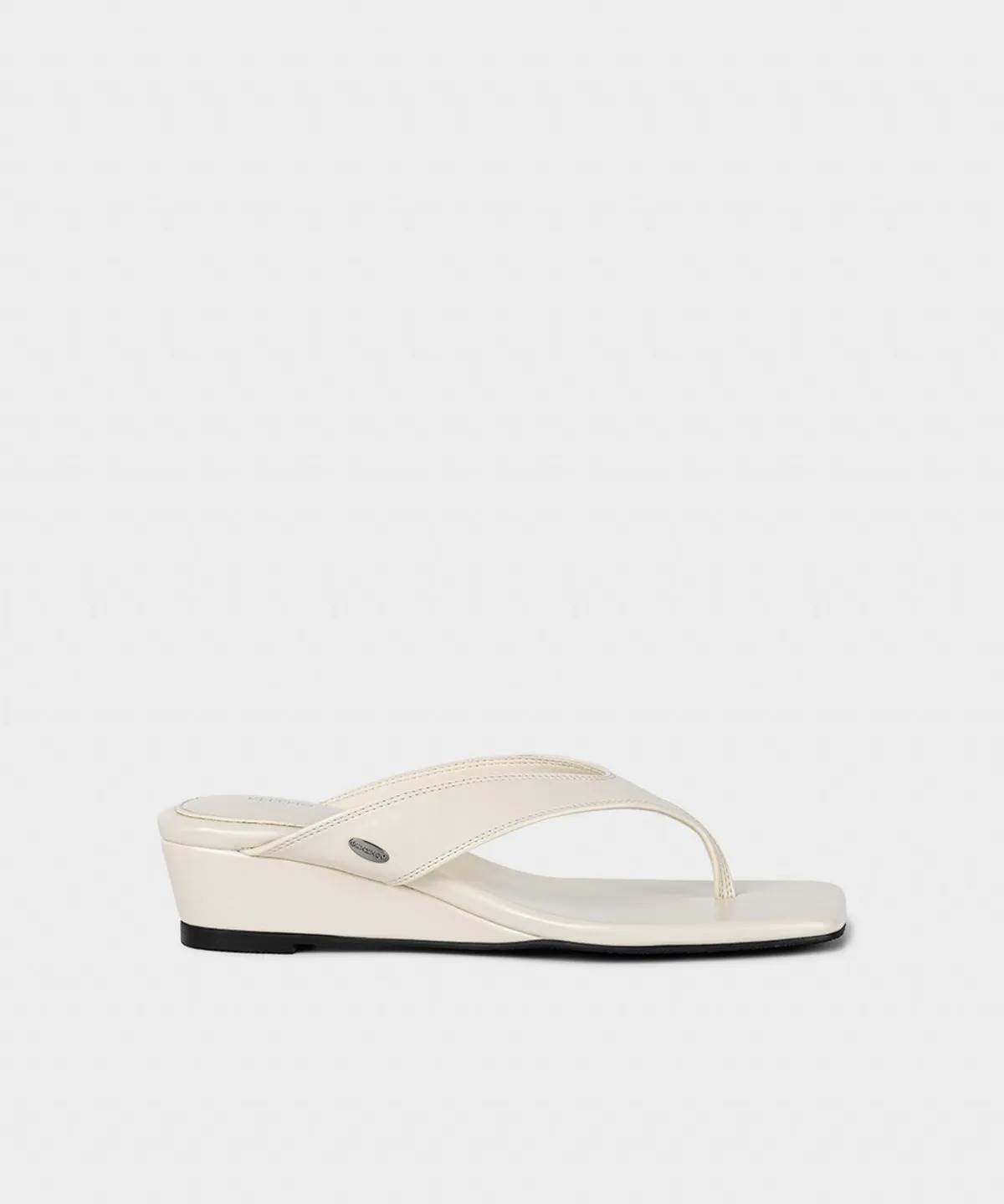 KHIHO Clean Wedge Flip Flop，NT$2,911
圖片來源：KHIHO