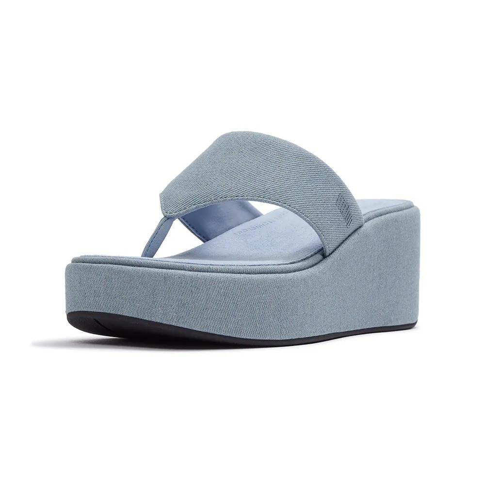 FitFlop PLATTFORMS 牛仔布楔型夾腳涼鞋－淺丹寧色，NT$3,750
圖片來源：FitFlop