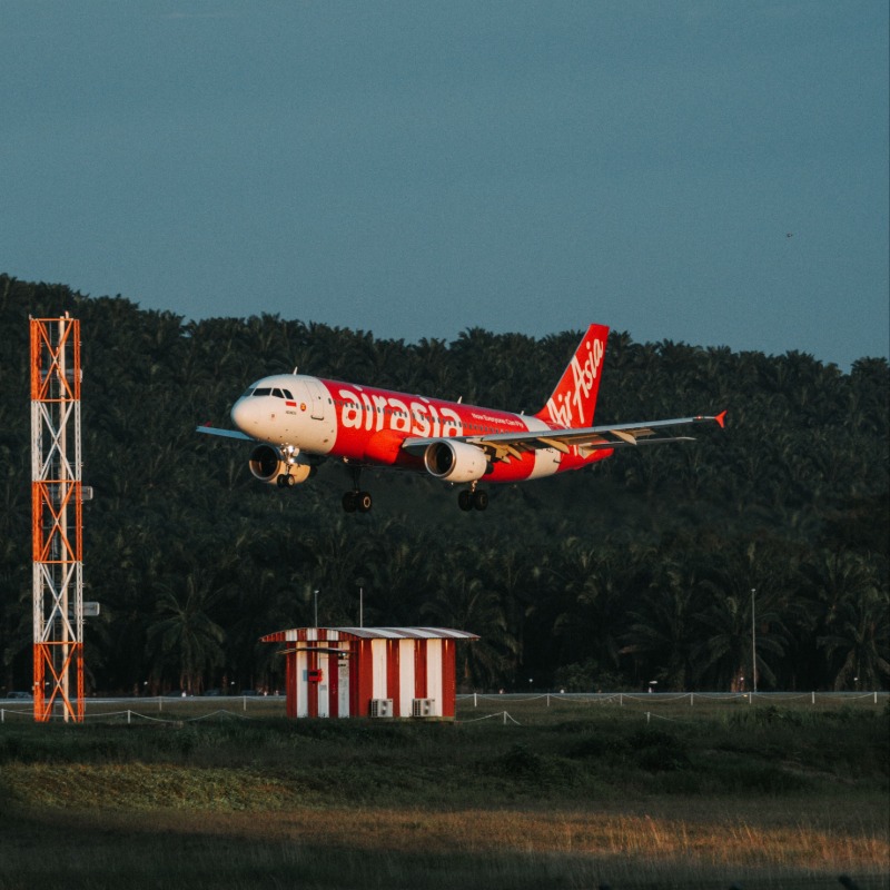 飛機驚爆「生化危機」！女乘客「座位上排泄」臭醒全機，乘客崩潰40分鐘無處逃