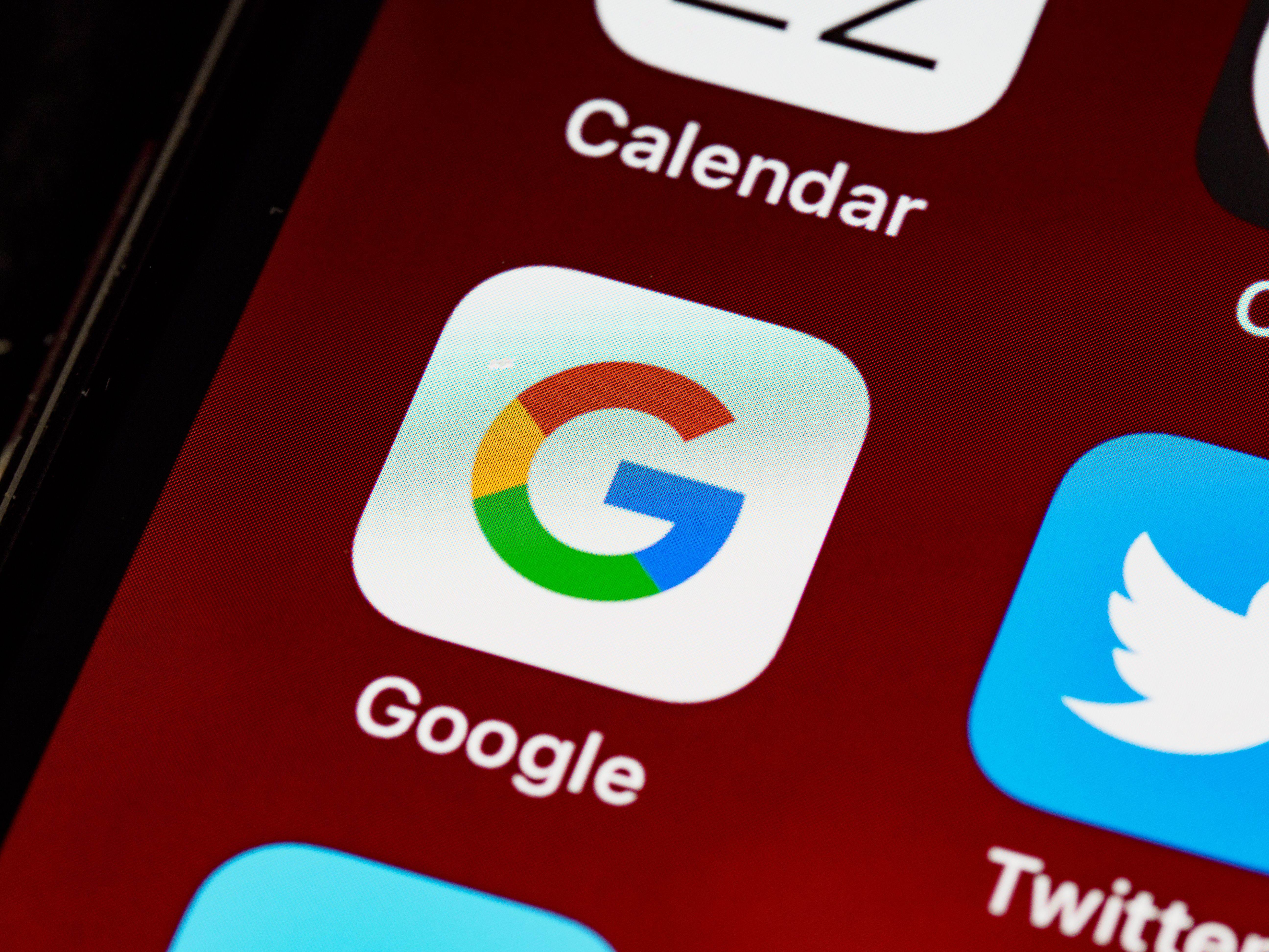 Google、Microsoft、OpenAI、Anthropic等約100家科技、金融與資安企業近日共同發布公開信,對全球AI資安風險發出警告。(圖片來源:pexels)
