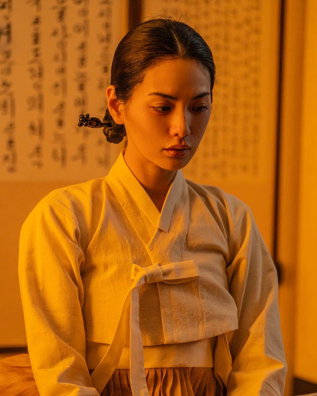 首次挑戰古裝劇的NANA，飾演尚未正式舉行婚禮便失去丈夫、此後守節生活的熙妍。（圖片來源：Netflix ）