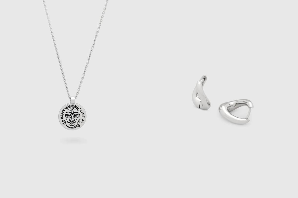 Love In Babylon Pendant，NT$ 13,700；Twist Hoops Small，NT$ 11,900
圖片來源：De sidere7.1