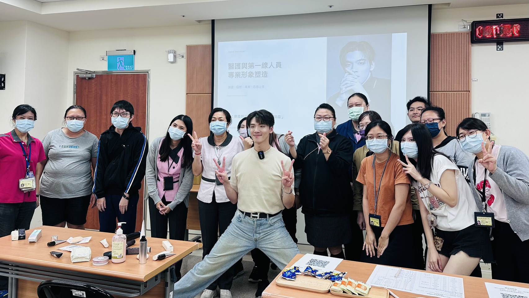 韓森示範定妝噴霧正確用法，教醫護人員提升底妝服貼度與持妝效果，現場互動熱烈、笑聲不斷。（圖／東森新聞）