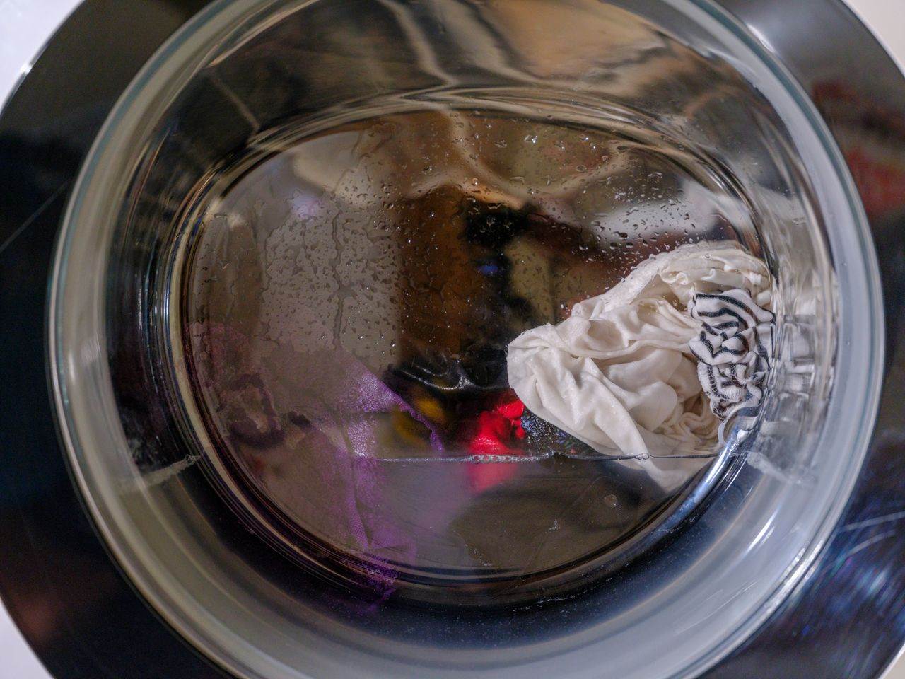 衣服怎麼洗穿了還是有臭味，和汗水中的蛋白質汗皮脂殘留都有關係。圖片來源：pexels
