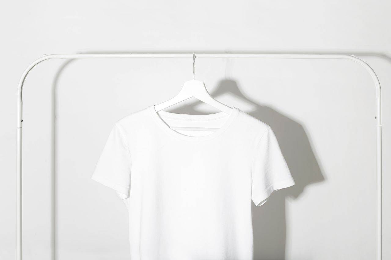 衣服的纖維布料不同，短纖棉因表面微小孔隙多、結構鬆散，容易形成悶臭死角。圖片來源：pexels