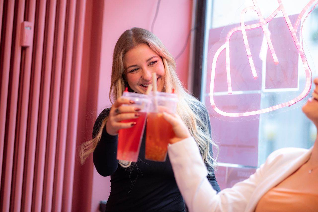 飲料離開自己視線不要再喝。圖片來源：pexels