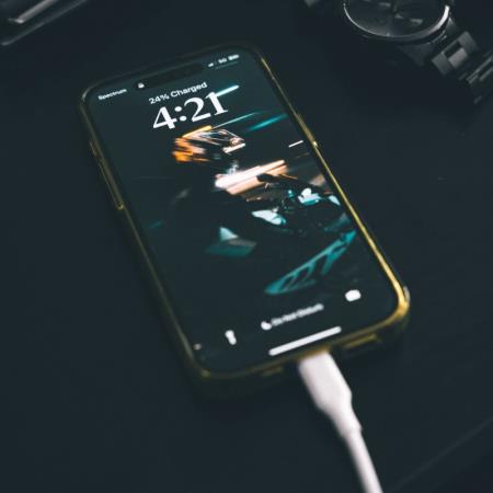 iPhone充電「80%就拔」才護電池？Apple官方曝「2關鍵」才是電池殺手