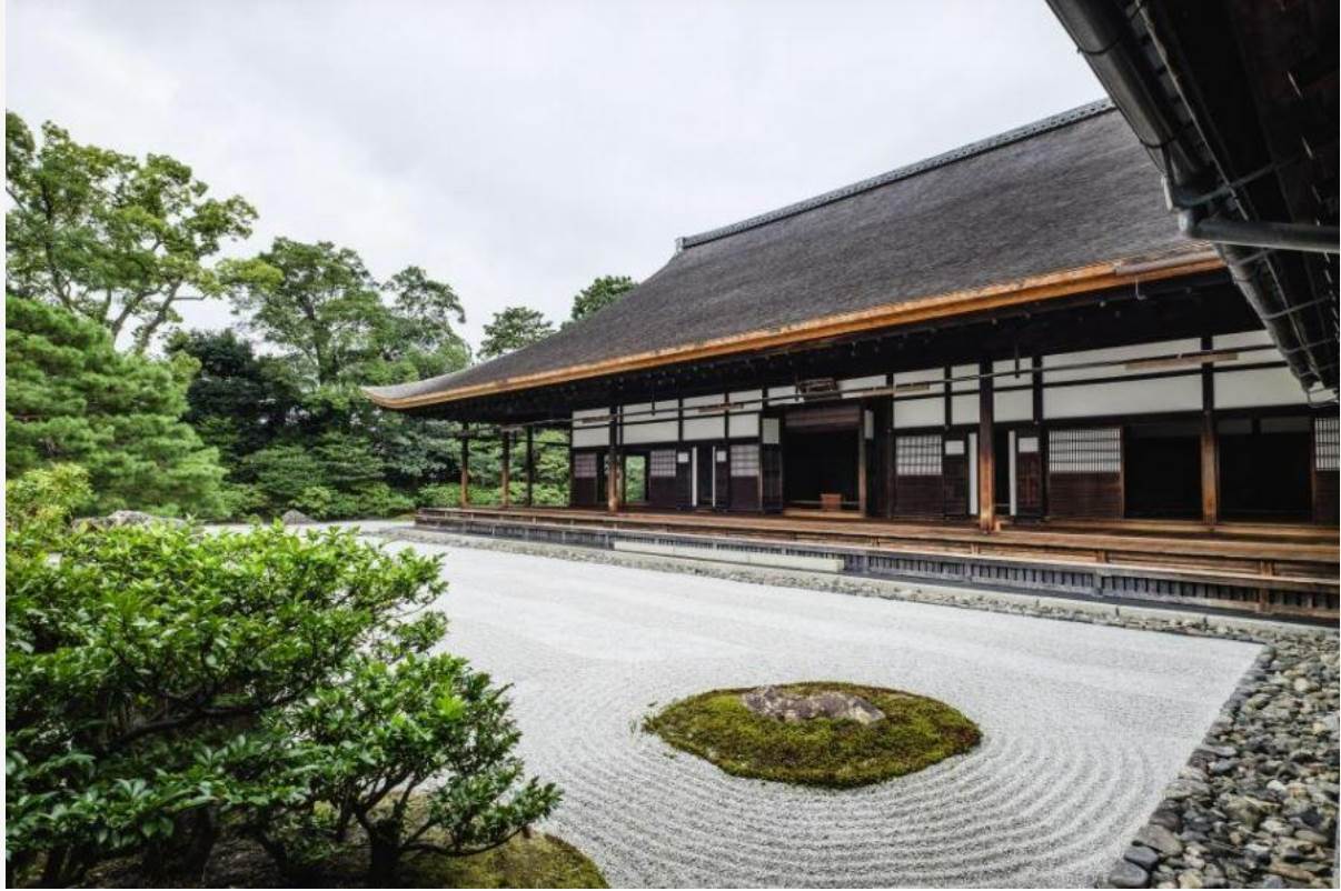 建仁寺的庭院十分優美，庭園白砂呈現幽靜的禪意氛圍。圖片來源：京都市觀光協會官網