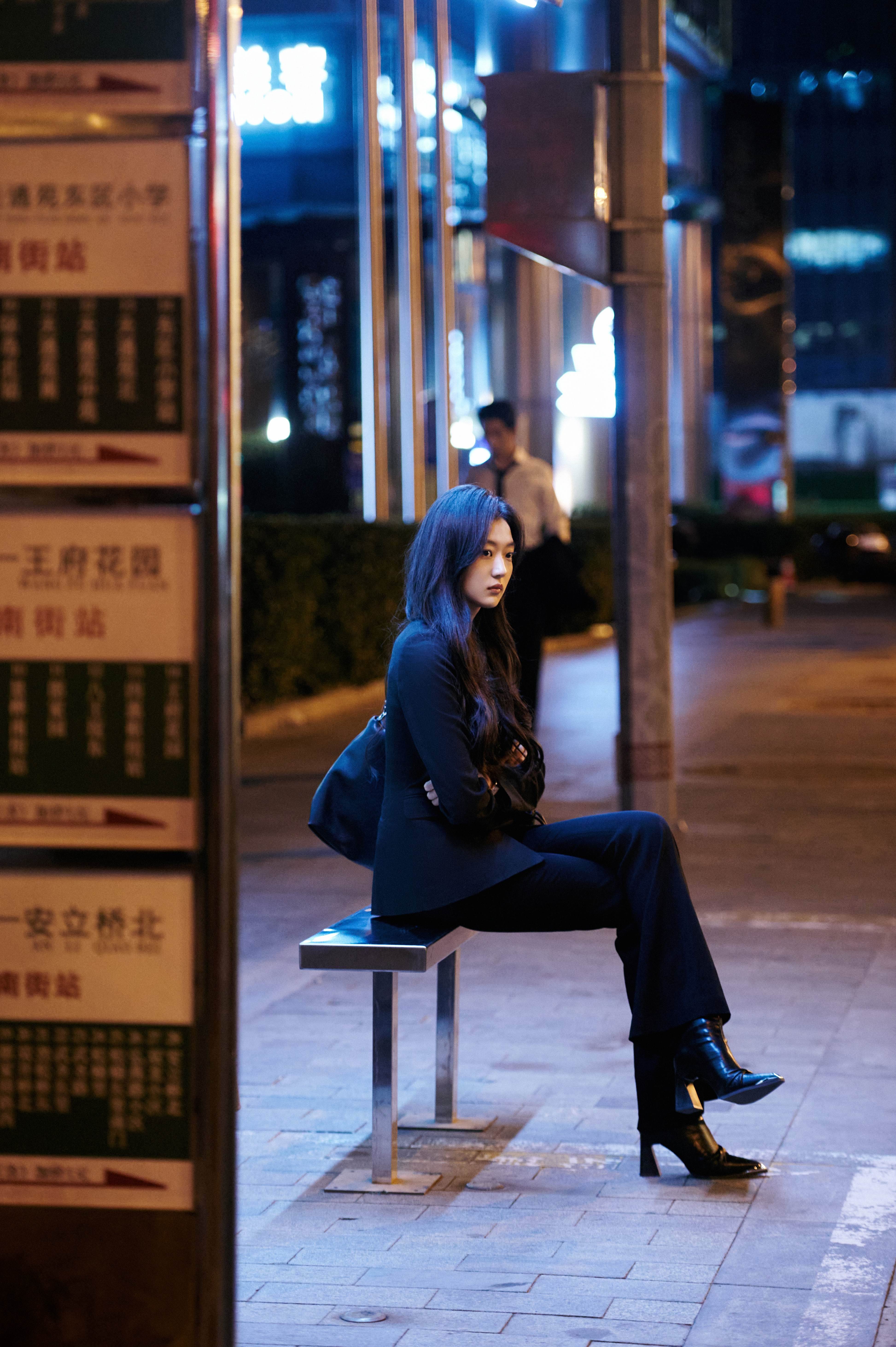 搭配簡單的內搭、窄版鞋款或小型包款，就能穿出都市女性的冷感與距離感
圖片來源：微博@孫千