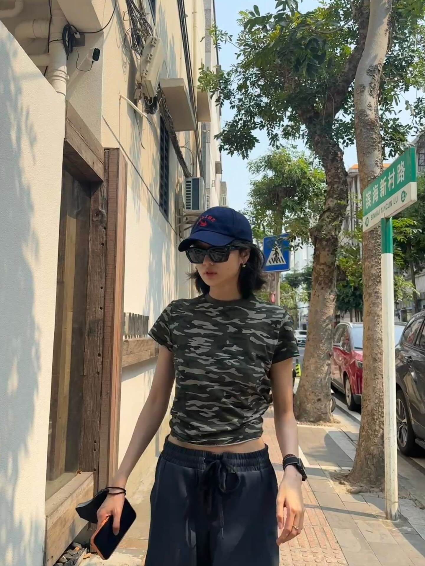 如果不想穿得太辣，可以把短版上衣換成合身T恤
圖片來源：IG@sq_niki