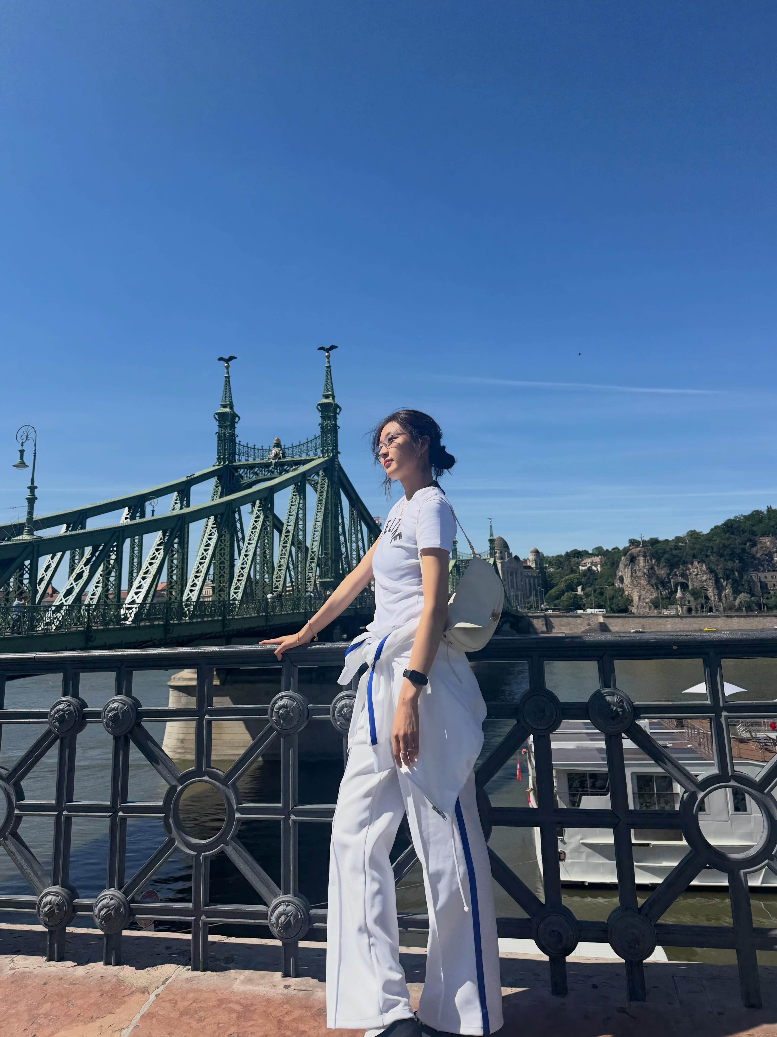 可以利用深淺不同的色階，或混搭針織、丹寧、皮革等不同材質，讓整身造型有層次卻不會顯得太用力
圖片來源：IG@sq_niki