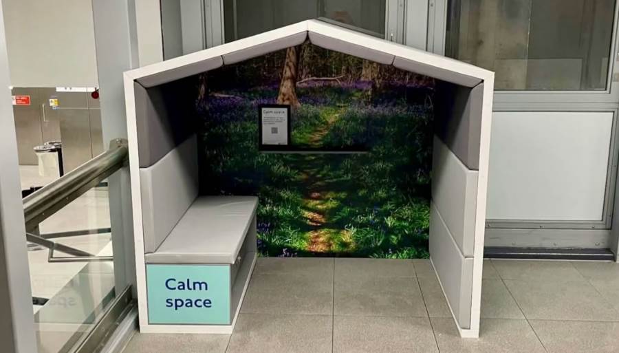 倫敦交通局近日在地鐵站試行全新「冷靜空間（Calm Space）」，主要提供乘客能暫時休息，卻 被網友吐槽「根本像狗籠」。(圖片來源：TfLfacebook)