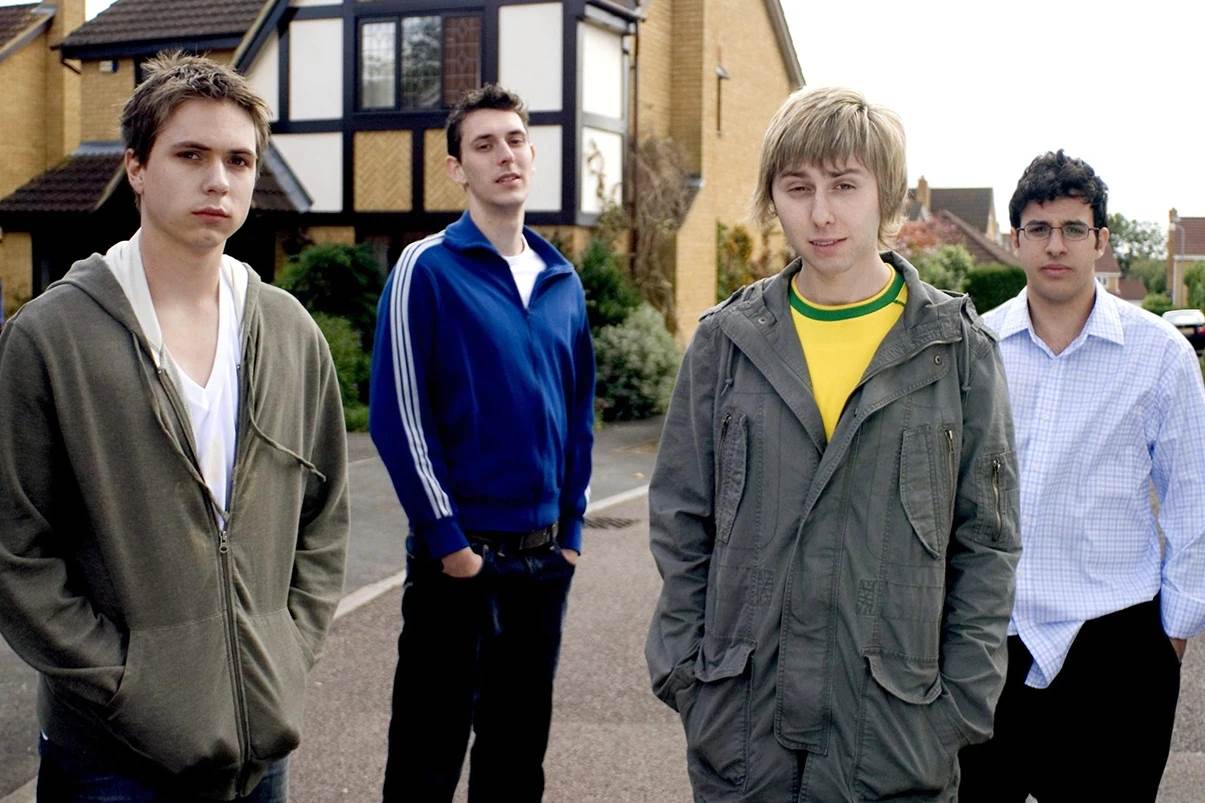 青春回憶真的回來了！英國人氣喜劇《冏男四賤客》（The Inbetweeners）睽違12年正式推出第三部電影，Netflix證實《冏男四賤客3》已投入製作。（圖片來源：翻攝自Netflix）