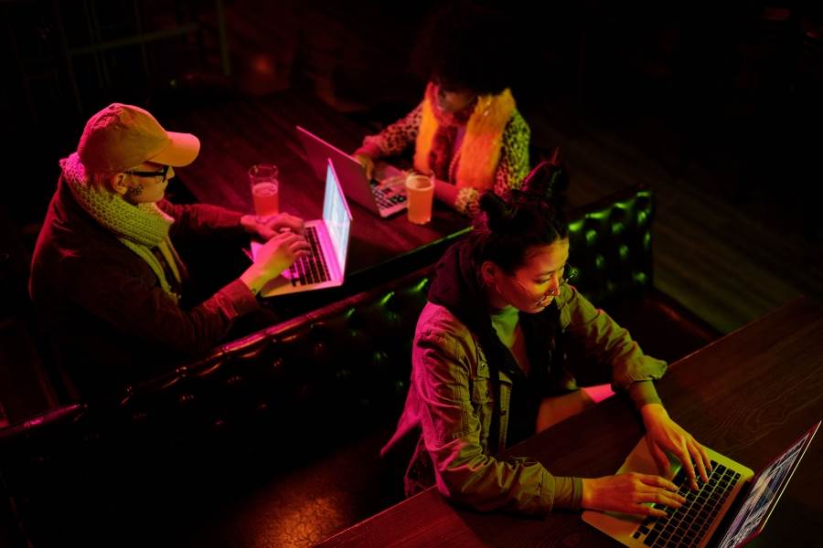 肯亞曾有至少4萬人靠替海外大學生寫作業、論文賺錢，收入甚至是一般工作的數倍。（圖片來源：pexels）