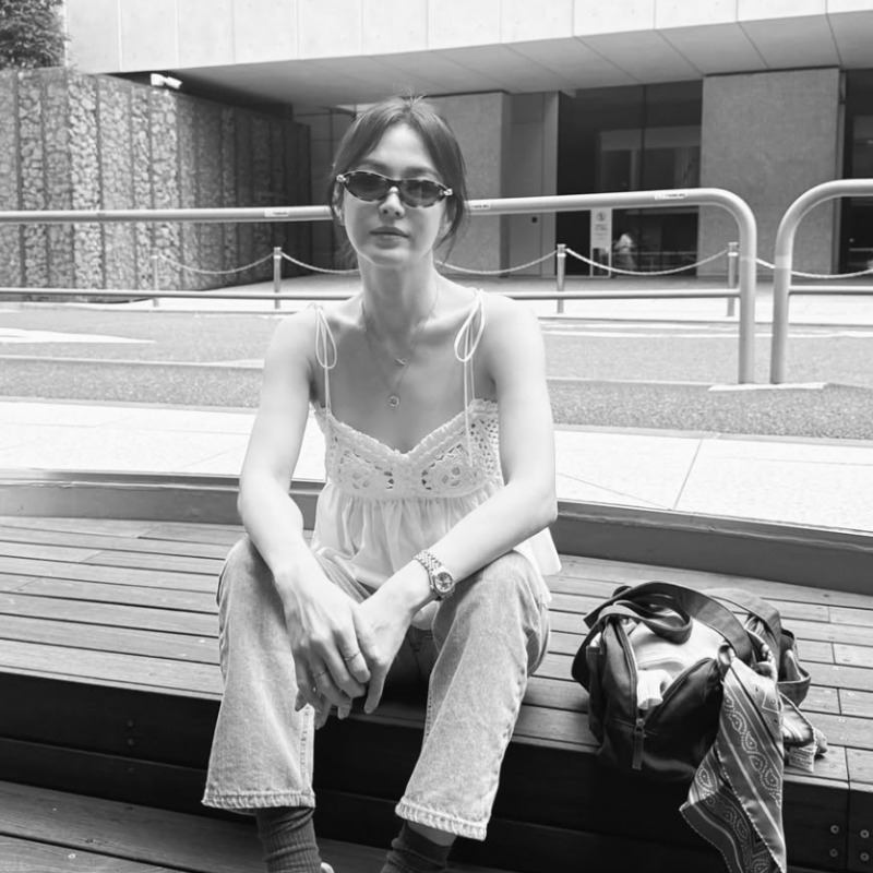 宋慧喬巴黎突曬「靠肩照」！親密依偎神秘男還放愛心，真實身分曝光