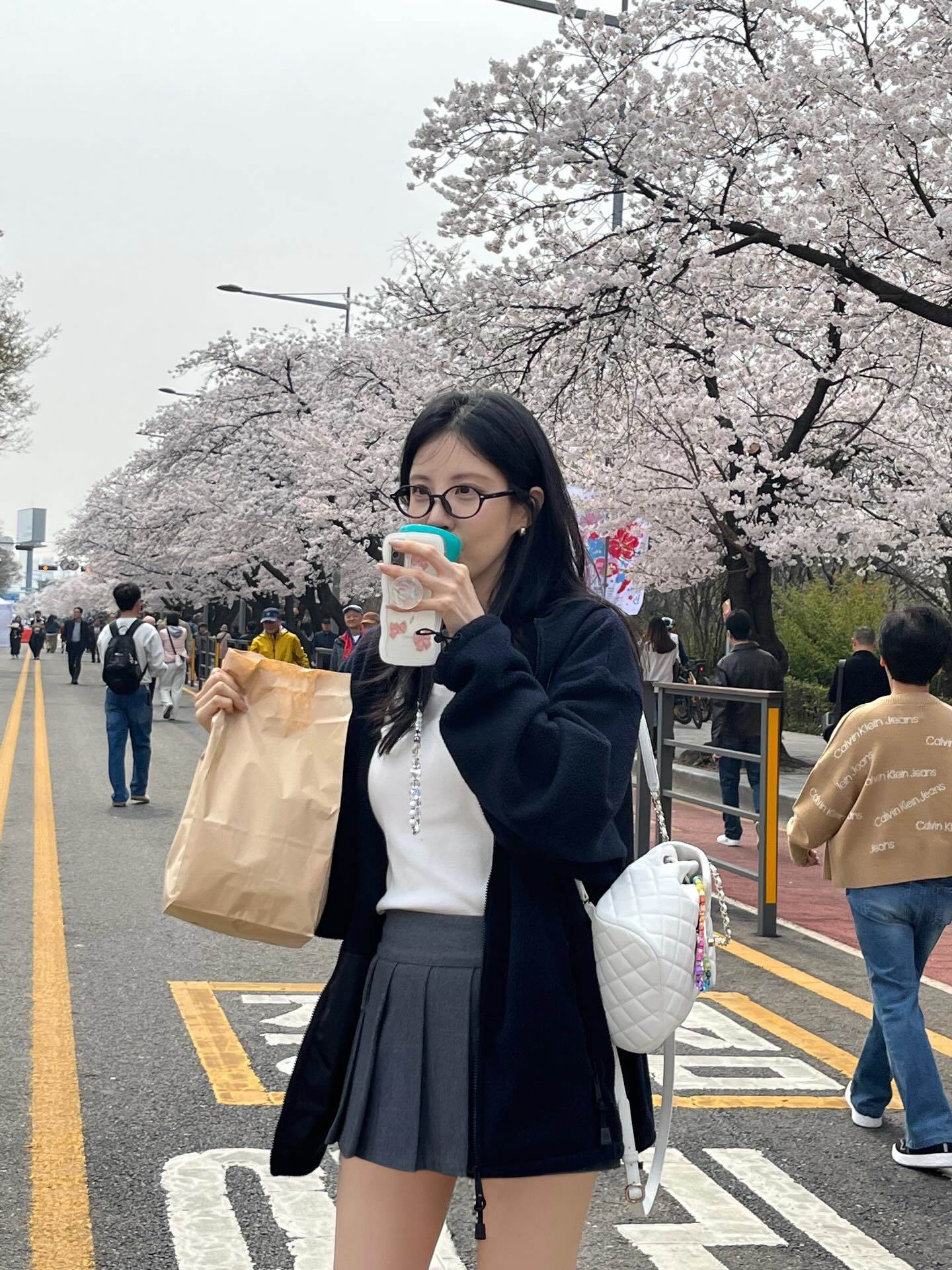 一副眼鏡或一件具有校園感的外套，就能讓整體氣質完全不同
圖片來源：IG@seojuhyun_s