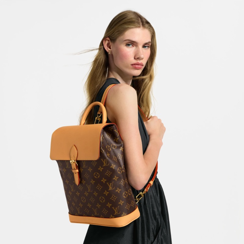 後背包又時髦回來了！Louis Vuitton、CELINE、MIU MIU，8款精品「小書包」值得入手｜造咖情報站