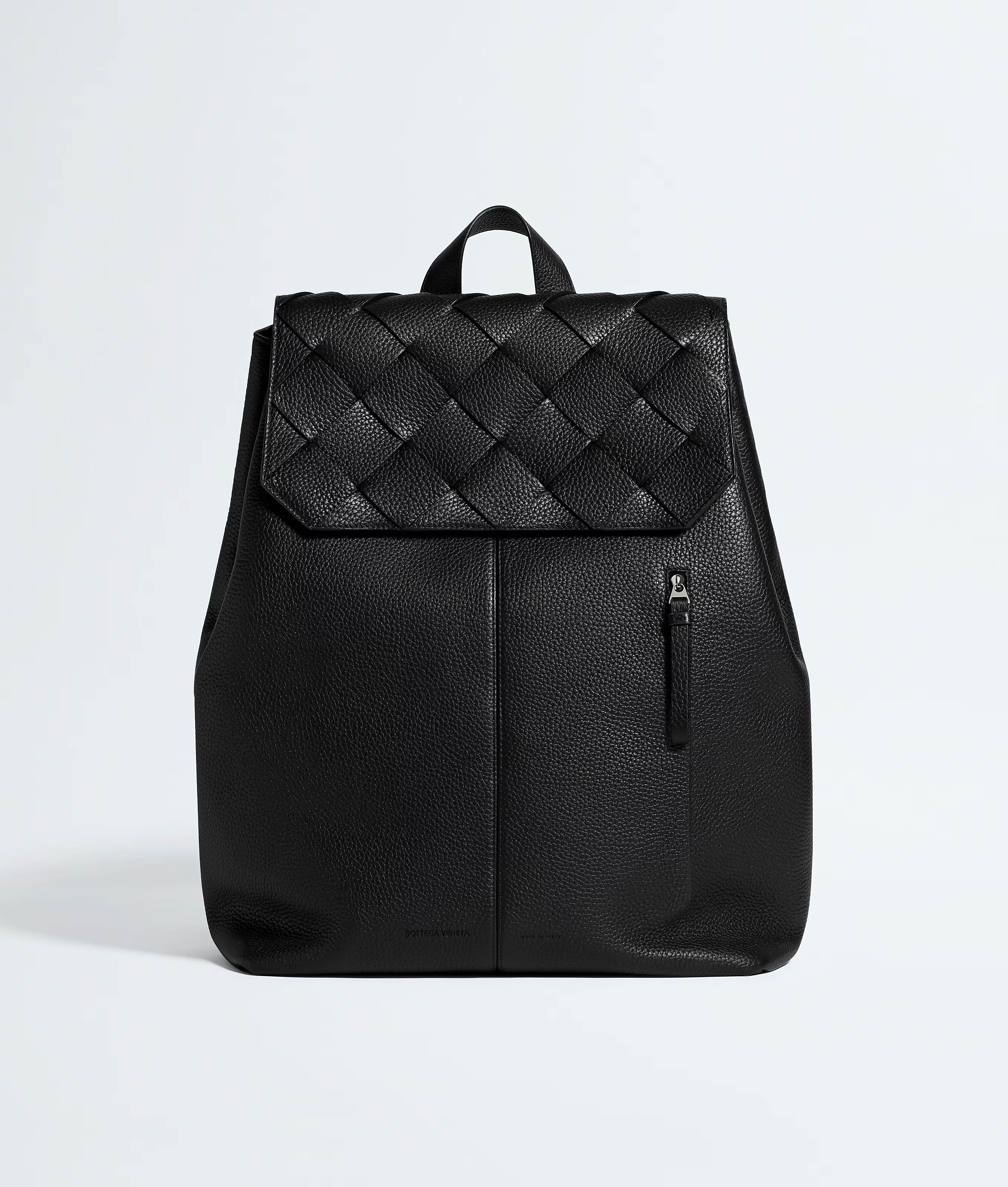 BOTTEGA VENETA則把品牌最具辨識度的編織工藝帶進後背包
圖片來源：BOTTEGA VENETA