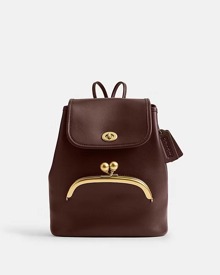 Coach KISSLOCK後背包，T$18,800
圖片來源：Coach