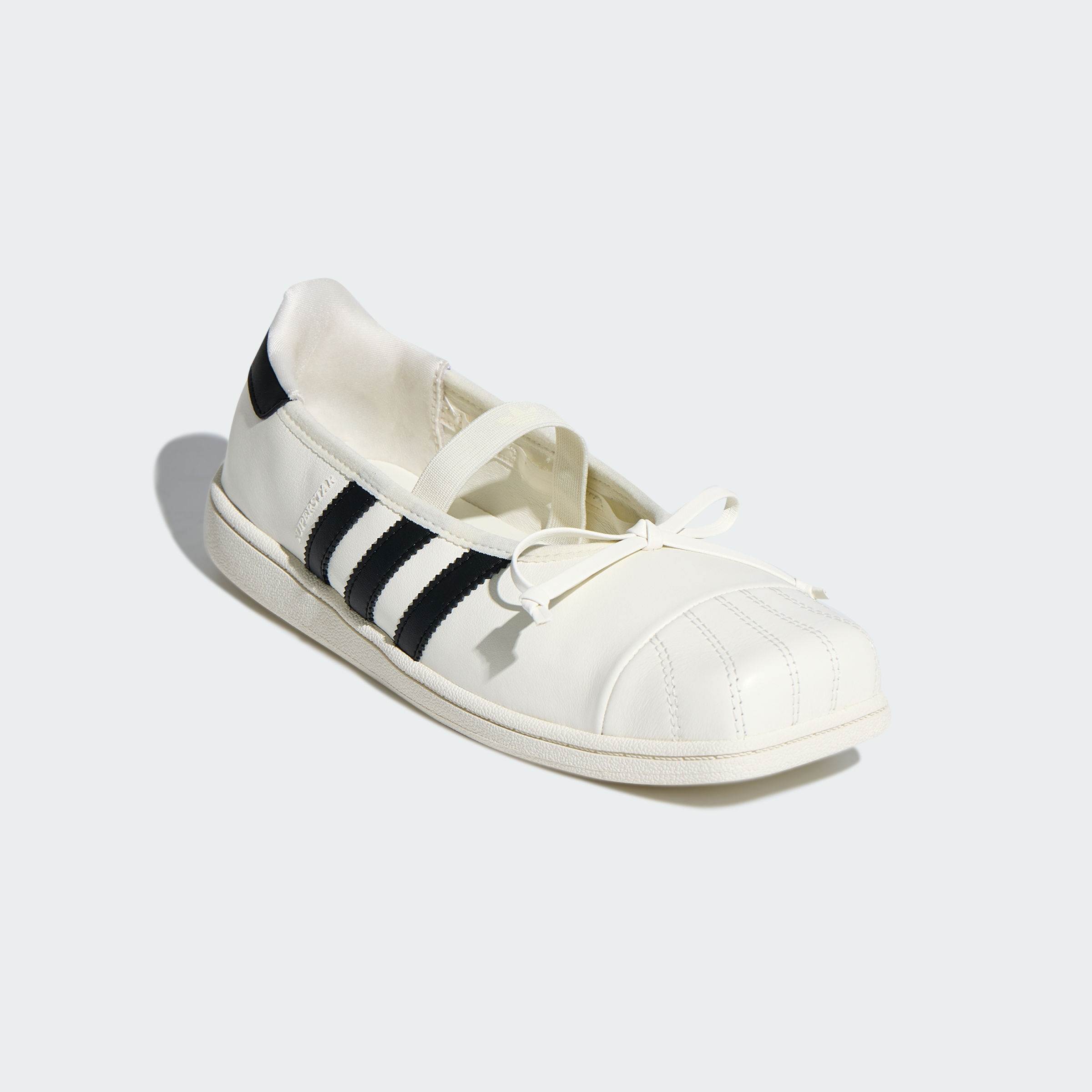 這雙的魅力比較偏向「時髦與日常舒適兼具」
圖片來源：adidas
