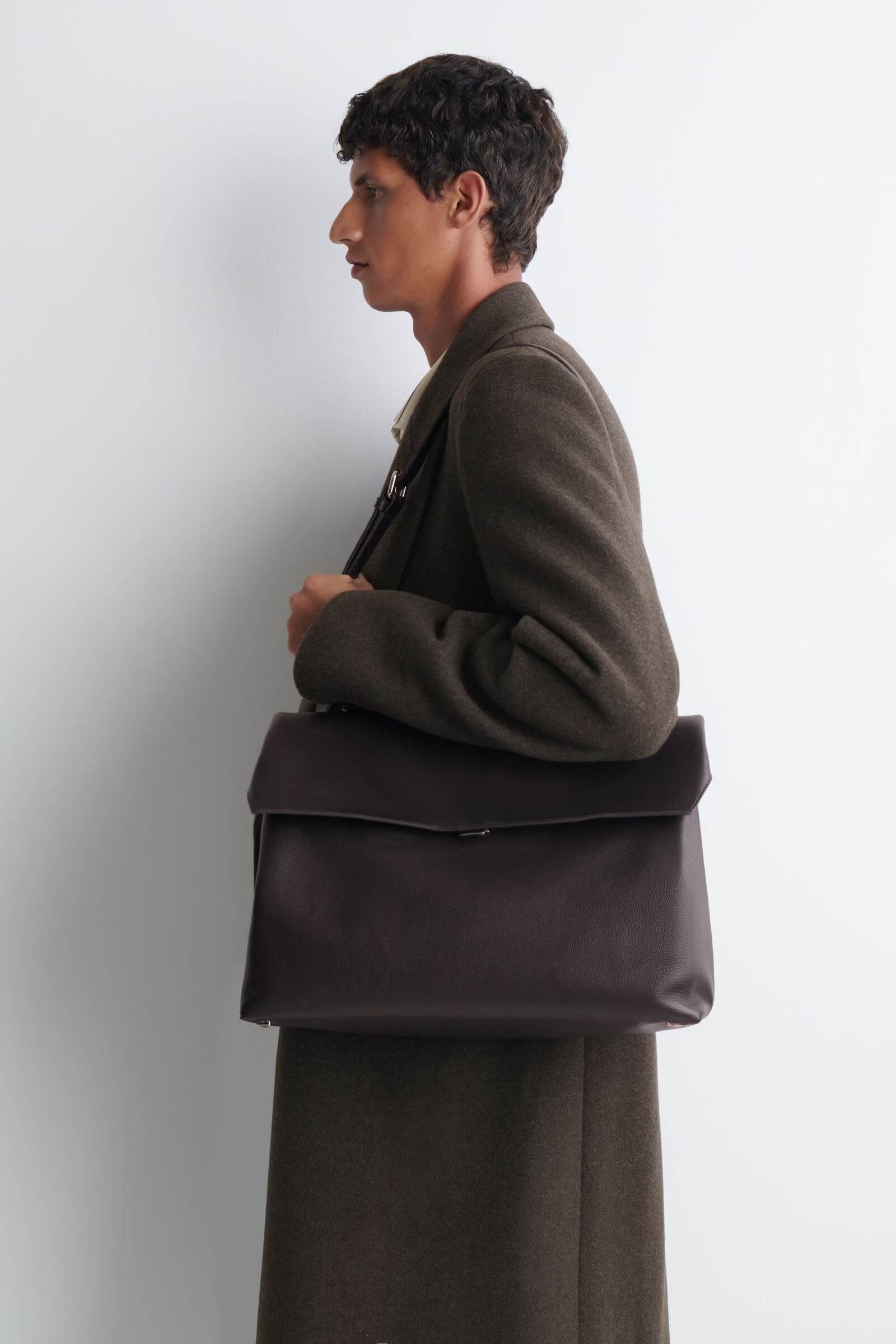 被譽為Balenciaga Rodeo平替的COS TRULLO寬鬆剪裁翻蓋包
圖片來源：COS