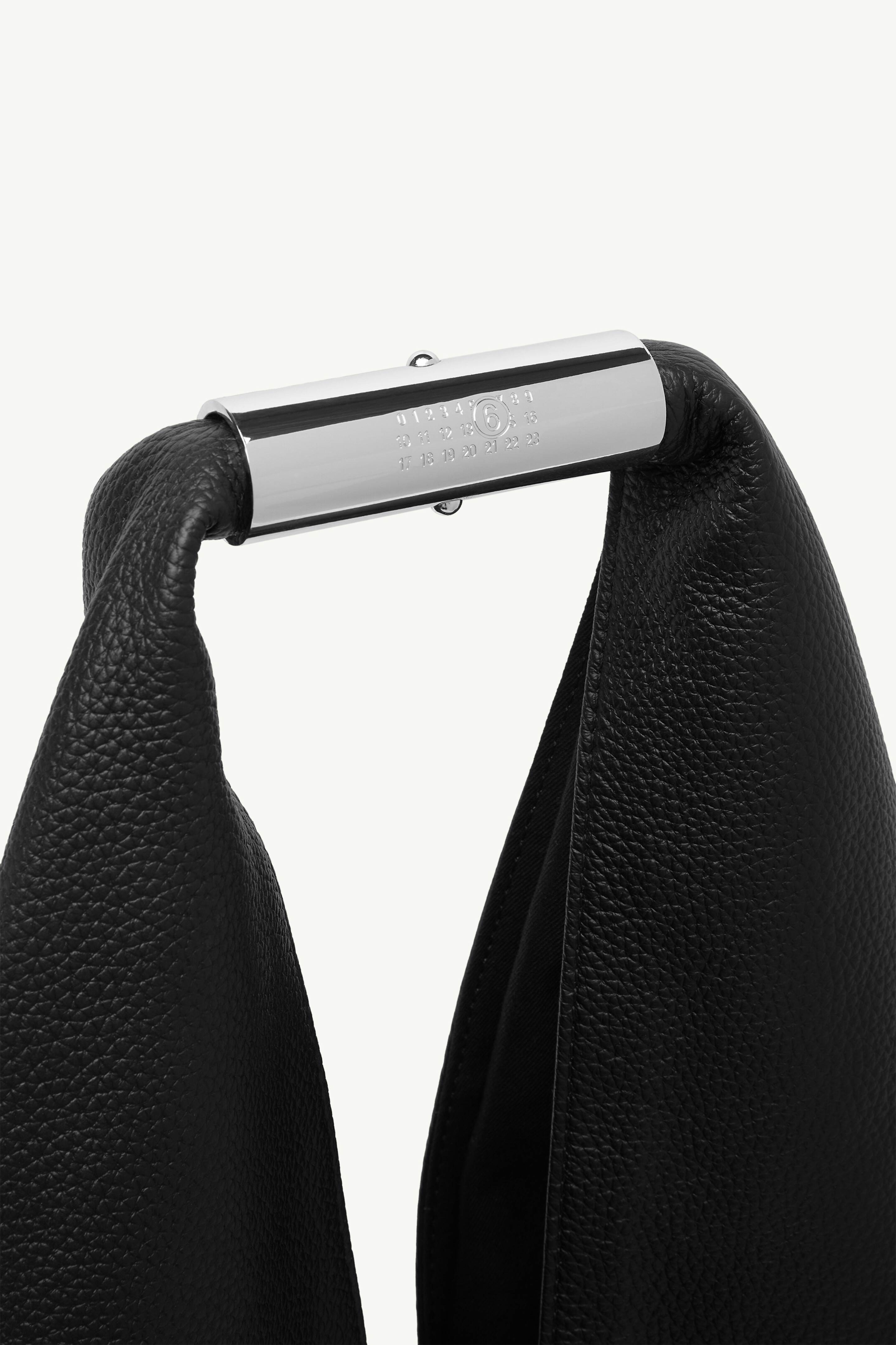 MM6 Japanese Bag Jewel Handle Classic，NT$31,600
圖片來源：MM6