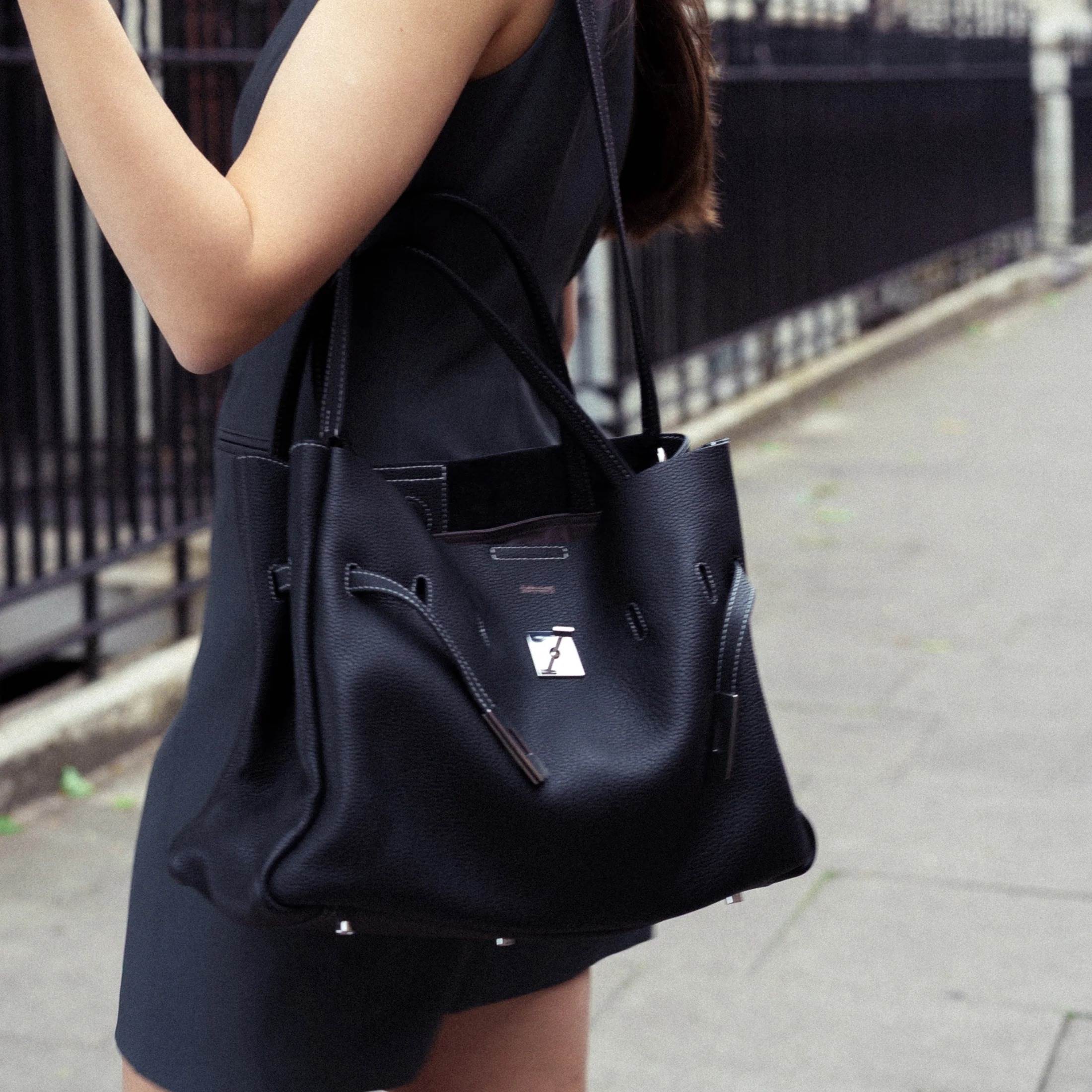 RABEANCO SAOIRSE Belt Soft Structural大型單肩手提袋，NT$17,200
圖片來源：RABEANCO