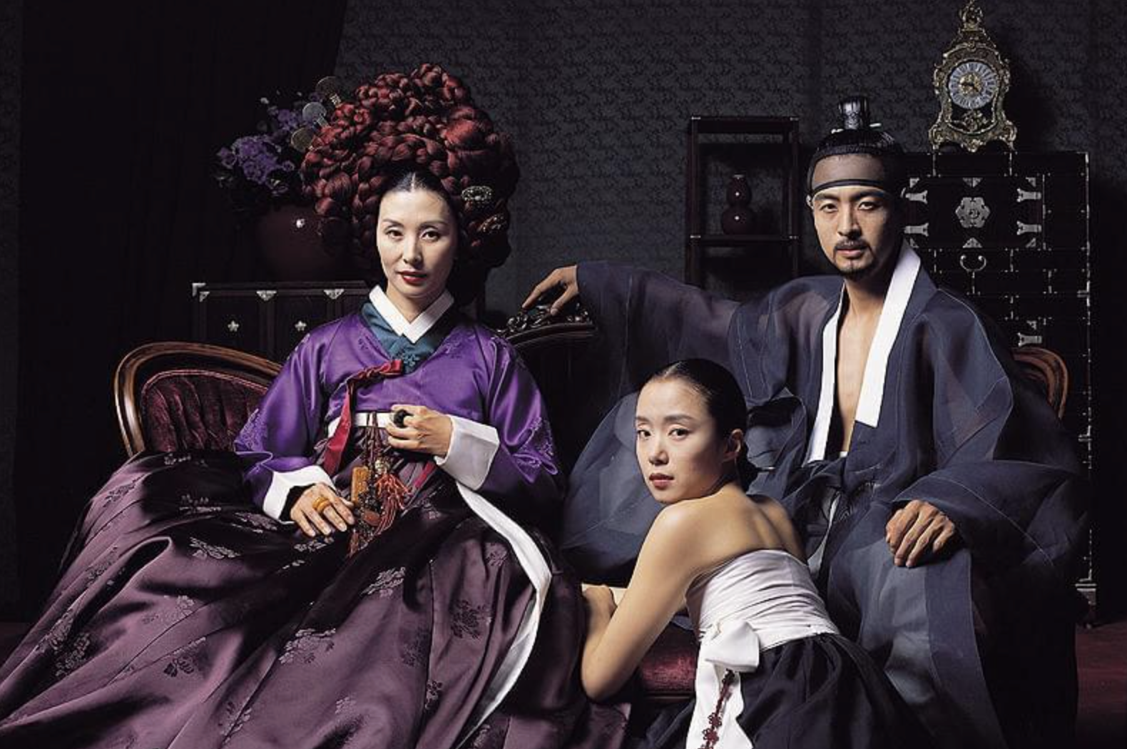 《挑情寶鑑》於2003年上映，由裴勇浚、李美淑與全道嬿主演，將法國小說《危險關係》的情慾角力搬進朝鮮時代。圖片來源／CJ Entertainment、KMDb