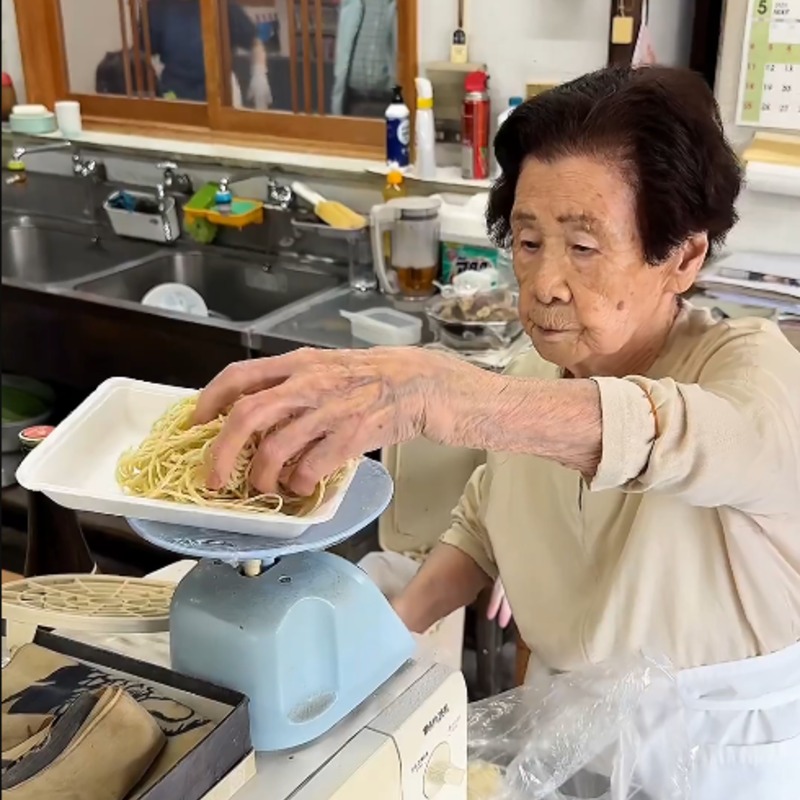 103歲還天天煮拉麵！日本阿嬤「開業60年沒生過病」公開長壽秘訣