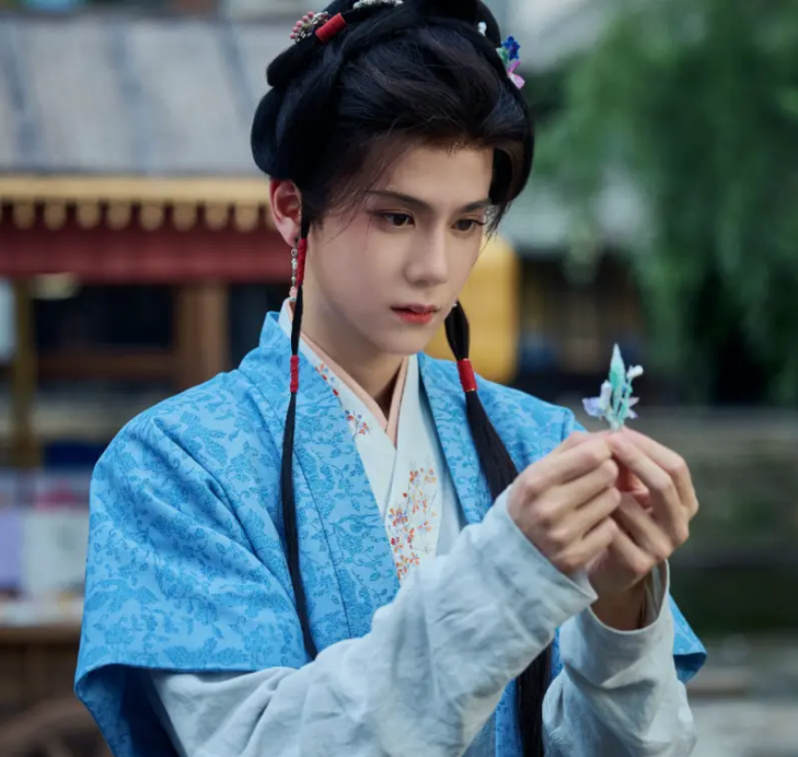 《蘭香如故》還有一個很容易讓觀眾笑出來的亮點，就是兩名男配角都曾因劇情需要「女裝出任務」。（圖／翻攝自微博）