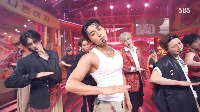 <a href='https://cava.tw/search/tags/韓團/' target='_blank'>韓團</a>ATEEZ的歌曲《BAD》，成員SAN崔傘（中）的「震胸舞」成經典，掀起迷因熱潮。圖片來源：SBS