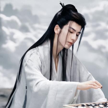 張凌赫重現《逐玉》白衣長髮神顏！新劇客串「邪神」首度當反派一樣迷人