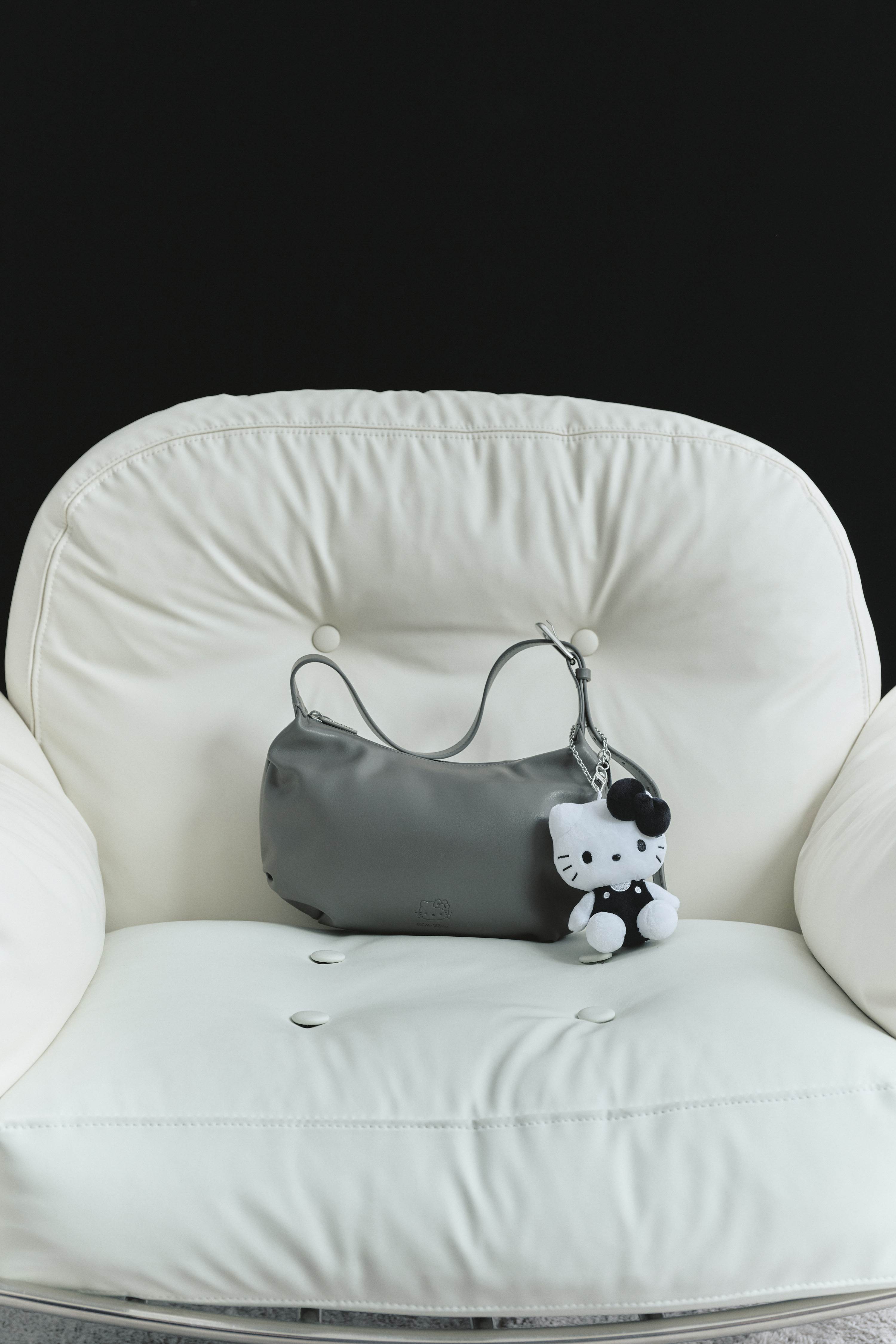 Hello Kitty彎月肩背包(千鳥格系列)，NT$2,580
圖片來源：ROBINMAY